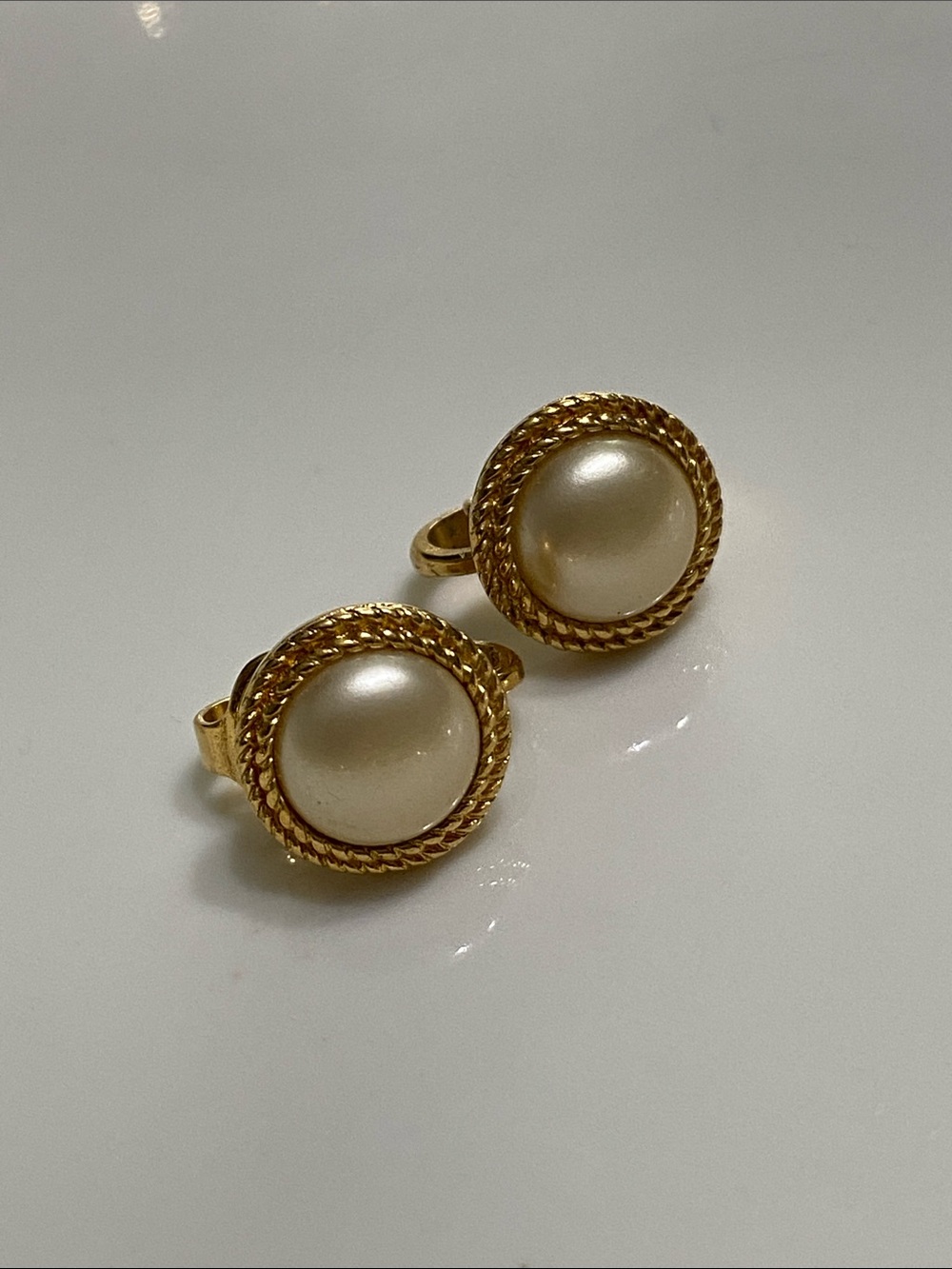 👑 Trifari Gold-Tone Pearl Clip Earrings